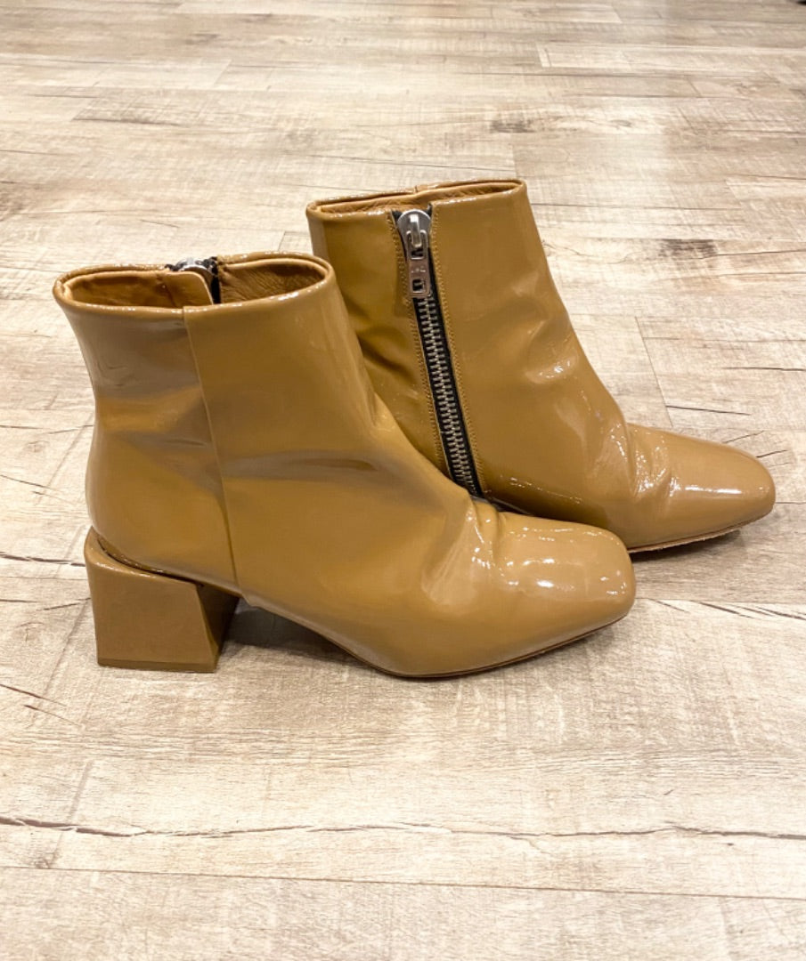 LOQ Brown Patent Leather Boots, 38